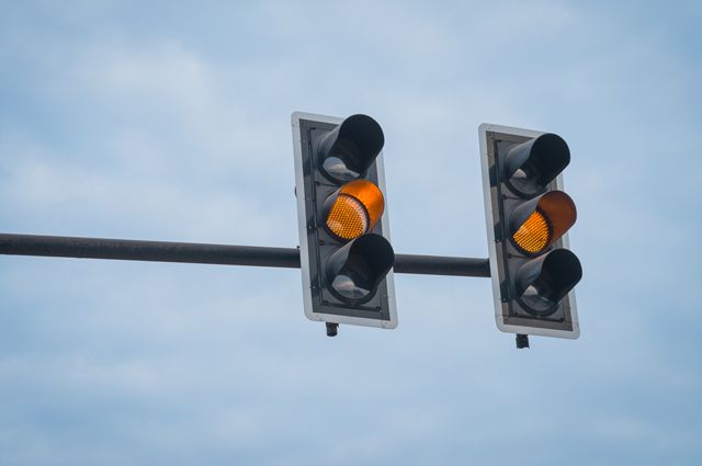 Могут ли оштрафовать за проезд на желтый сигнал светофора?