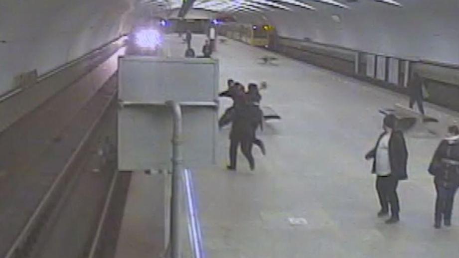 Московский полицейский бросился под поезд, чтобы спасти упавшего на рельсы мужчину. Видео