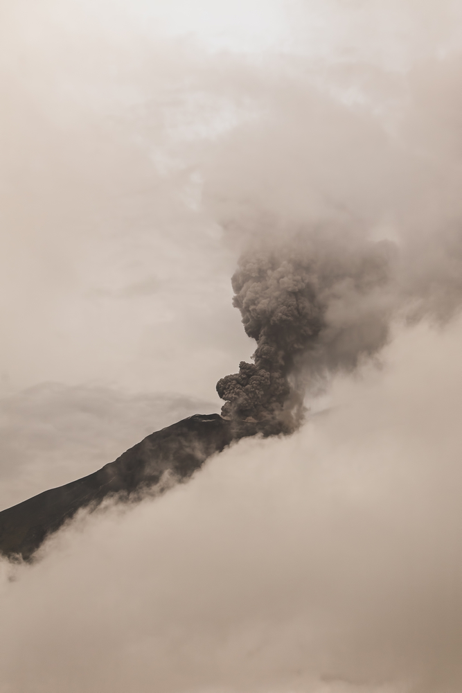 Вулкан Безымянный «выстрелил» на 15 километров