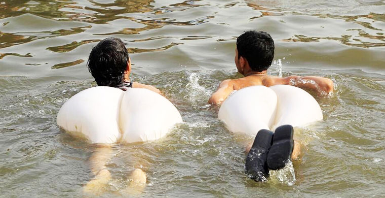 Двое пакистанских мальчишек плавают в широких штанах