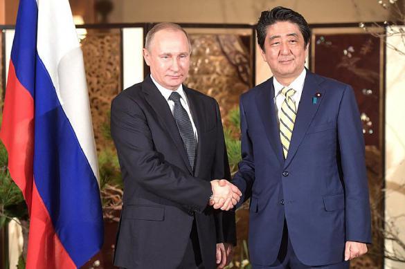 Премьер Японии поделил Курилы с Путиным