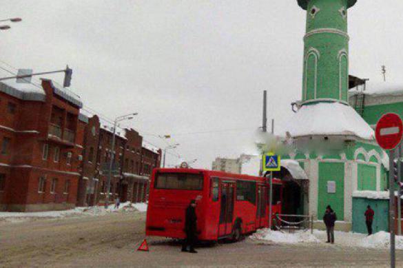 В Казани автобус с пассажирами въехал в двери мечети