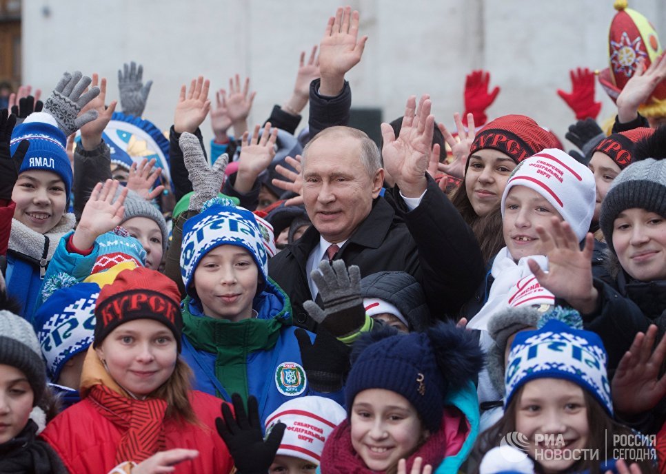 Владимир Путин встретился с детьми после Кремлевской елки