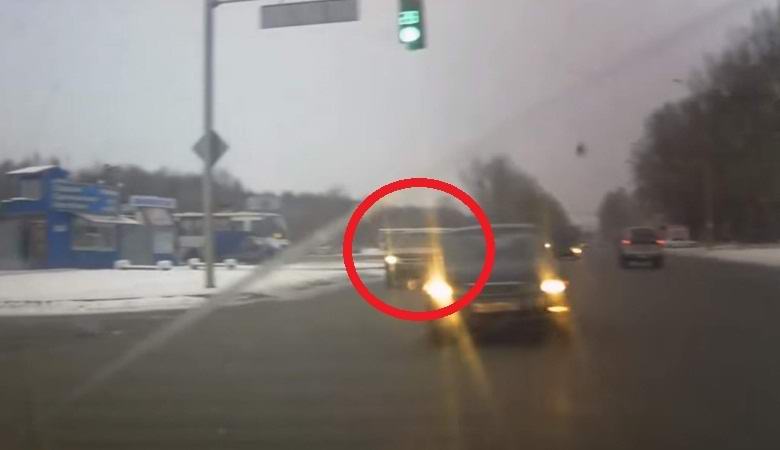 Телепортировавшаяся машина попала на видео в Барнауле