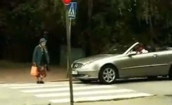 Мужчина решил, что бабушка слишком долго переходит дорогу и решил ее подогнать