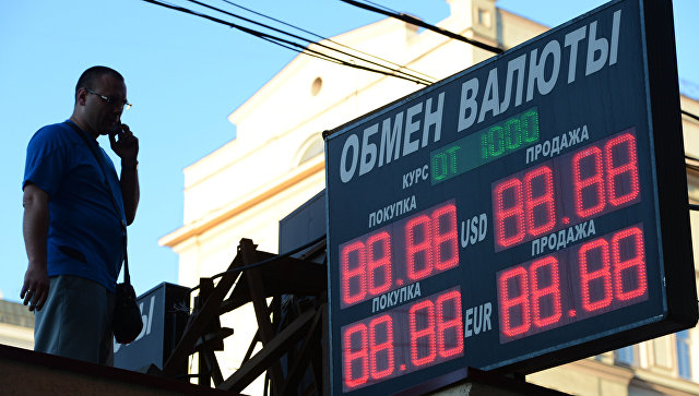 Рубль укрепляется: когда покупать валюту к отпуску