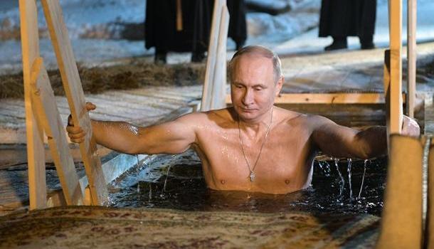 Владимир Путин окунулся в прорубь на Селигере