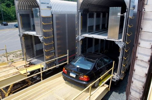 Как перевозят автомобили в закрытых вагонах по Америке | Автомобильный поезд