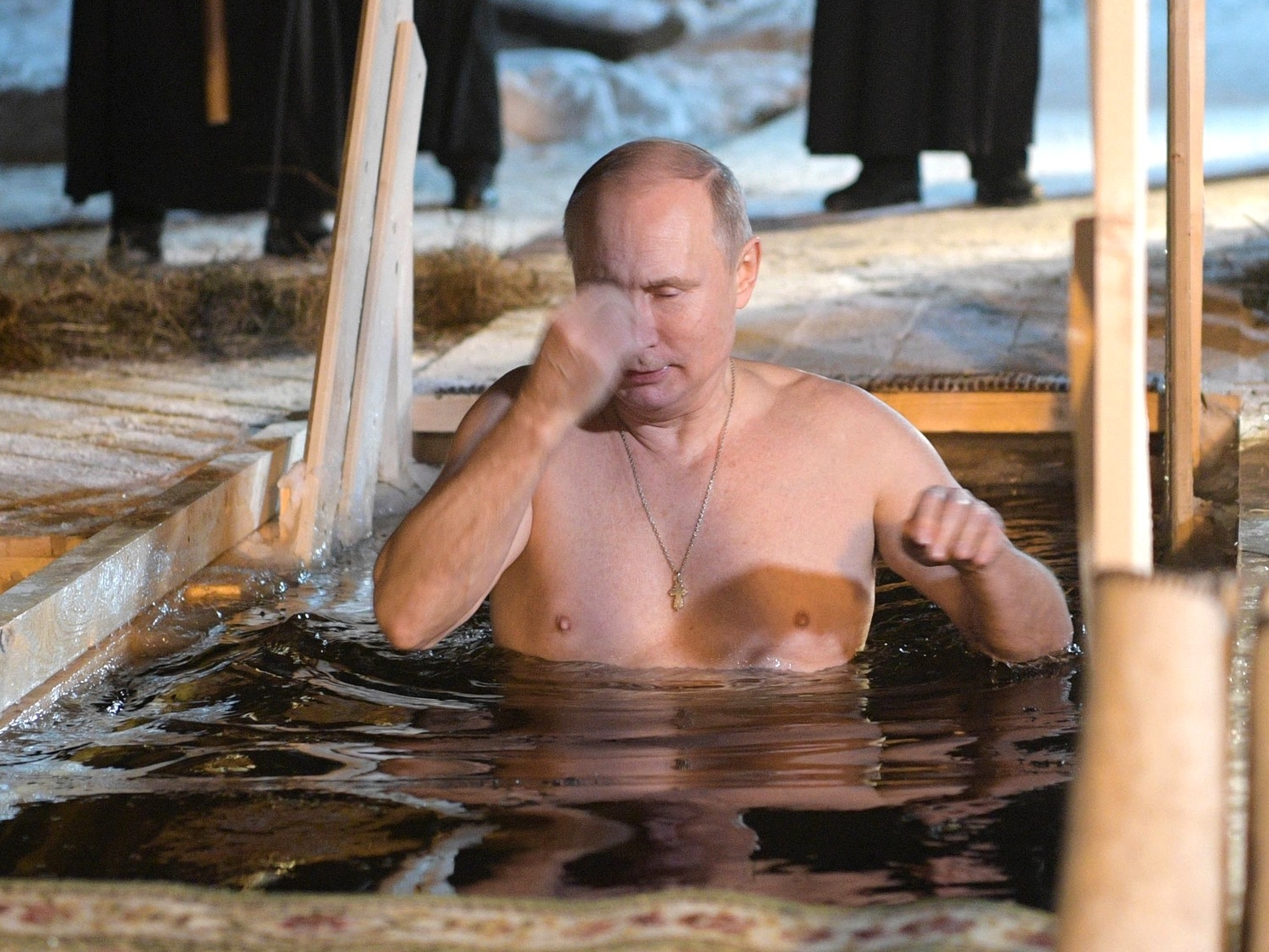 Путин окунулся в прорубь в монастыре