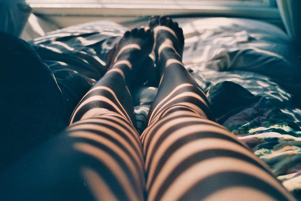 Фото светловолосой девушки раздвигающей ноги на камеру