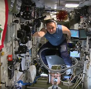 Российский космонавт совершил первый полет на пылесосе по МКС