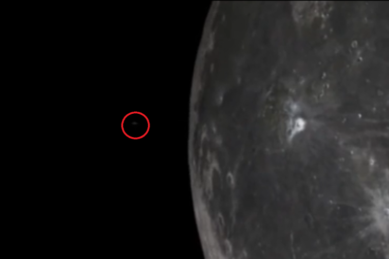 На фото запечатлен таинственный НЛО, взлетающий из кратера Луны