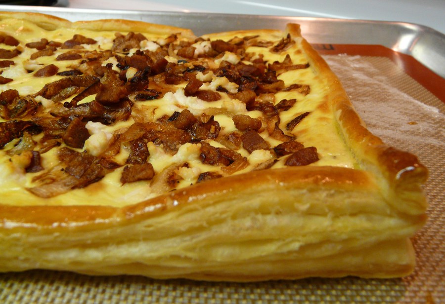 Вкуснейший луковый пирог с сыром и беконом