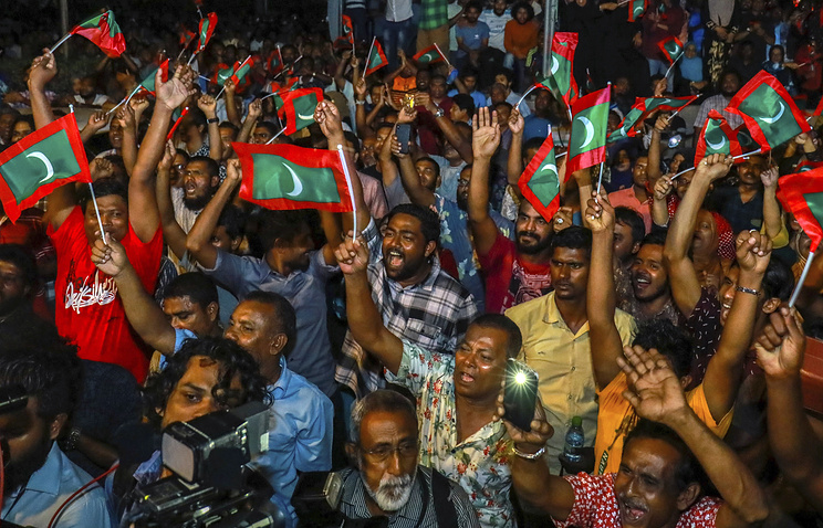 После отъезда Порошенко на Мальдивах начался Майдан