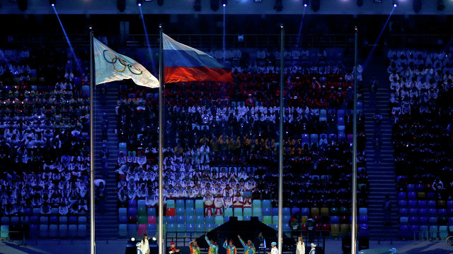 Американец развернул на трибуне российский флаг на открытии Олимпиады