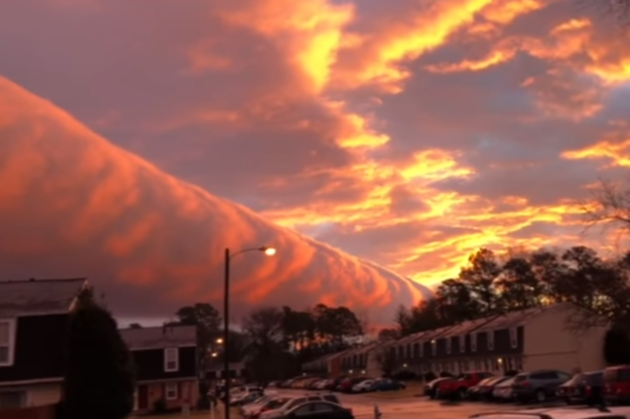 Необычное облако-трубу показали на видео