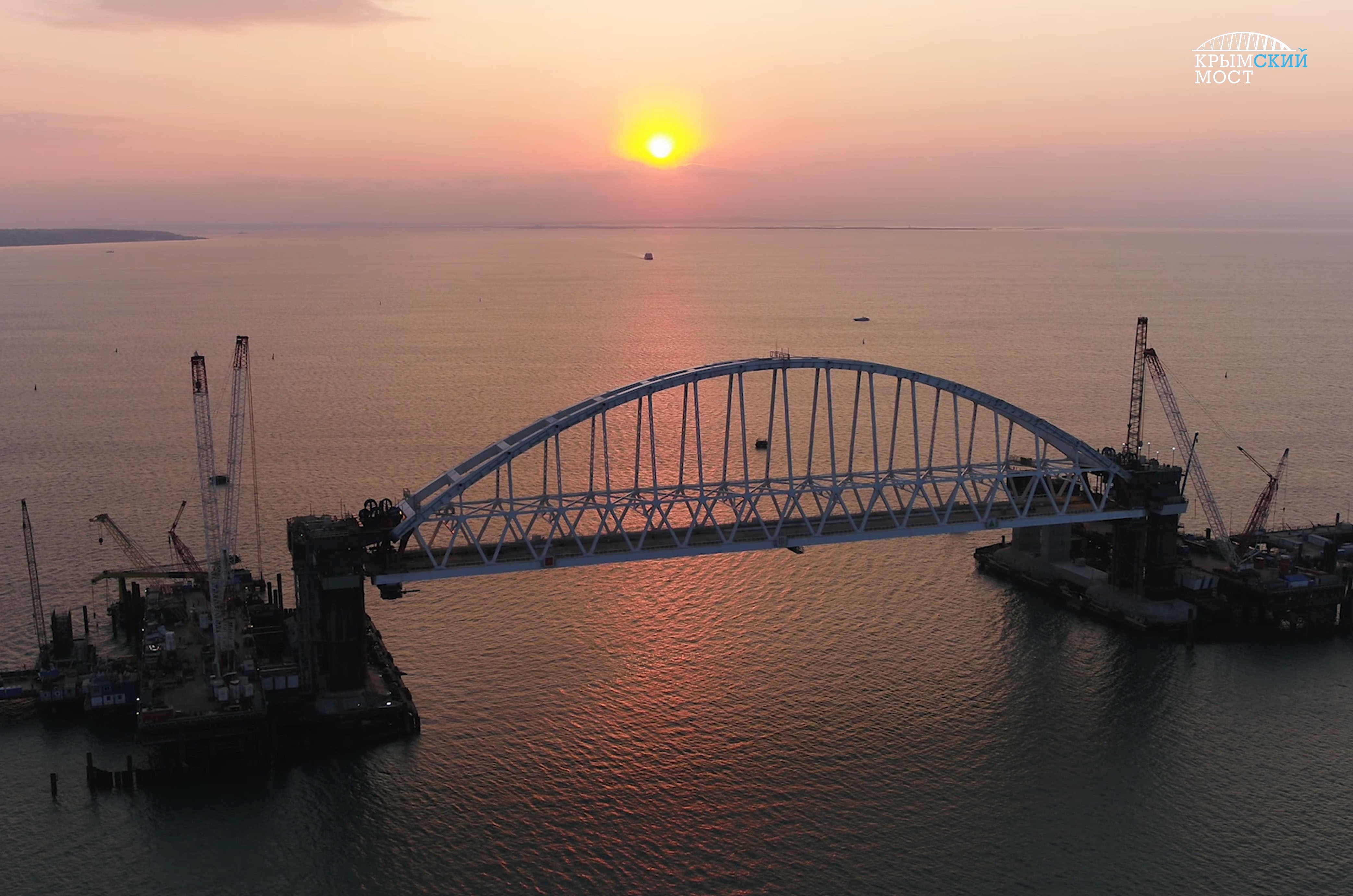 Французы высмеяли панику Украины и США по поводу строительства Крымского моста