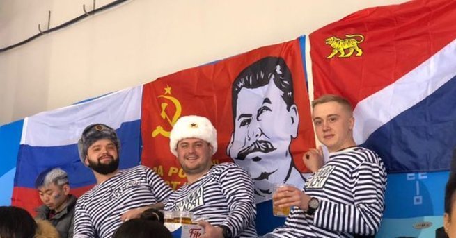 «С нами Сталин!»: российские болельщики на Олимпиаде вывесили флаг с генералиссимусом