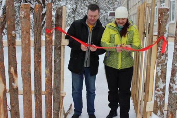 Забор из горбыля торжественно открыт в провинциальной школе