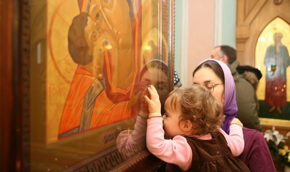 Студентка взяла на анализ смывы с икон из московских церквей