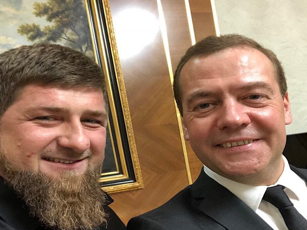 Медведев нажал на кнопку в телефоне Кадырова