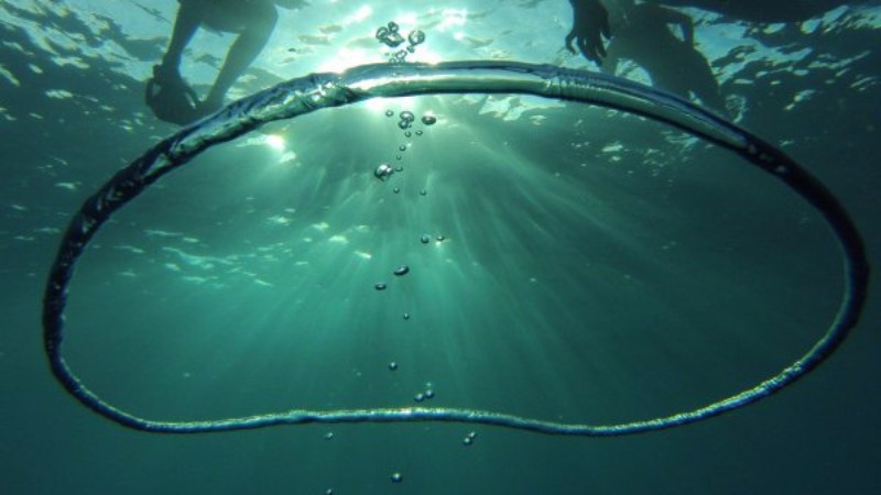 У берегов Австралии под водой засняли два странных кольца воздуха