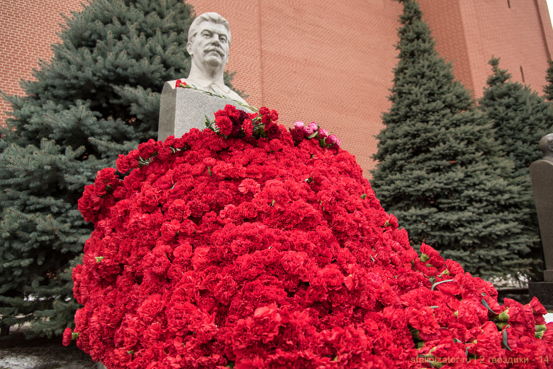 5 марта 2018 года состоится традиционное возложение цветов к могиле Иосифа Виссарионовича Сталина у Кремлевской стены в Москве.