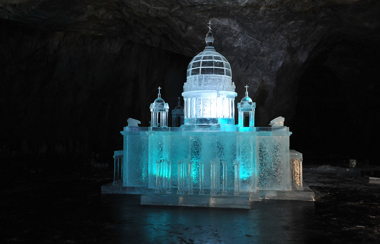 Ледяную копию Исаакиевского собора возвели в штольне горного парка в Карелии