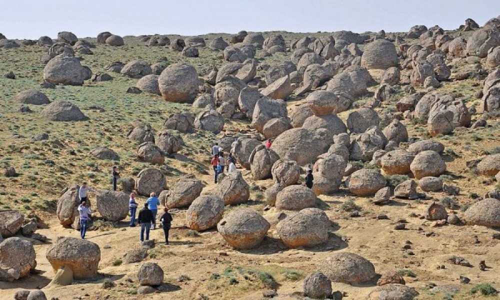 Казахстан. Исследование долины каменных шаров
