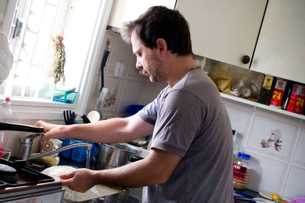 Пока муж готовит обед к его жене через окно забирается мойщик стекол
