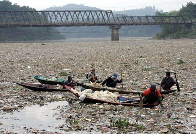 Власти решили очистить самую грязную реку в мире