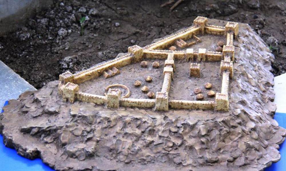 Крепость Саркел под слоями глины