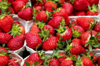 Эксперты назвали самые опасные для здоровья фрукты и ягоды