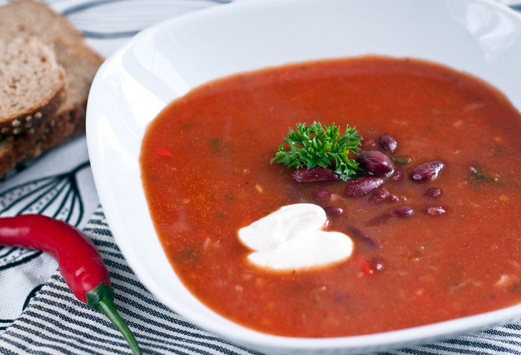 Вкуснейший суп на томатном соке с копчёностями и чесночными гренками