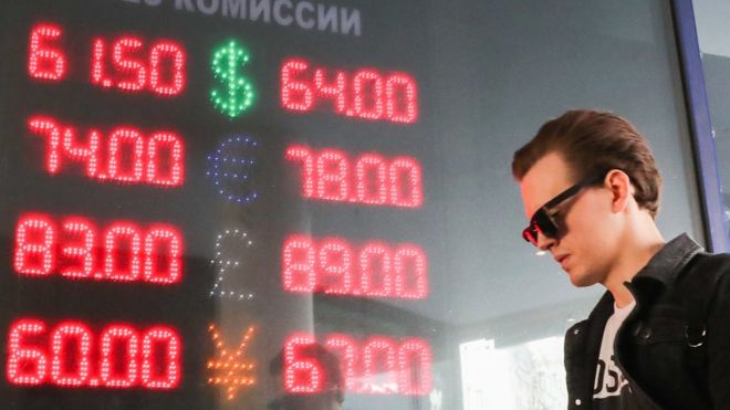 Дело не только в санкциях. Почему так падает рубль?