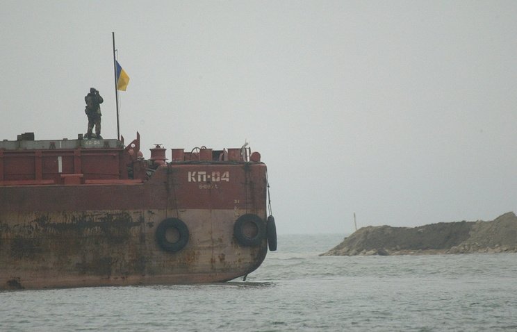Украина арестовала судно добывающей песок у берегов Крыма российской компании