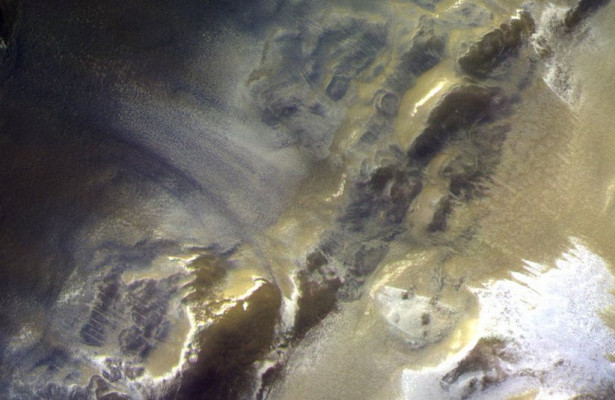 Получены первые цветные фотографии Марса