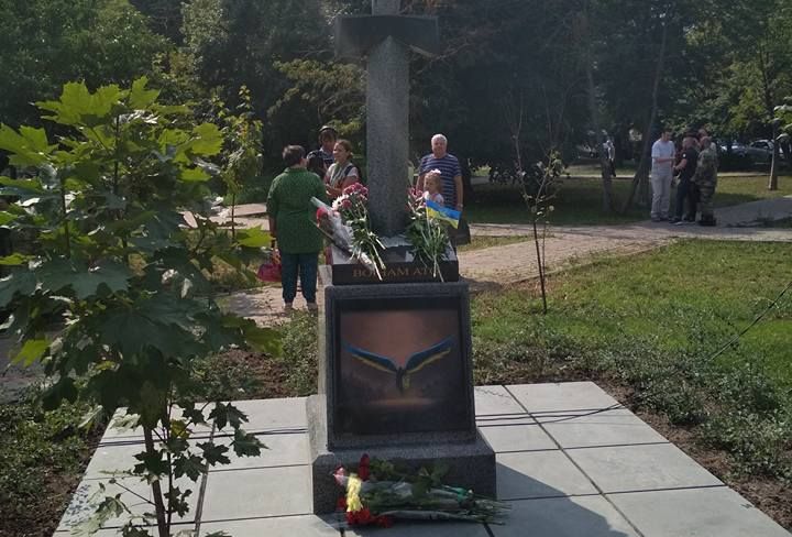 Нож в спину! В Киеве открыли памятник в виде вонзенного в карту России меча