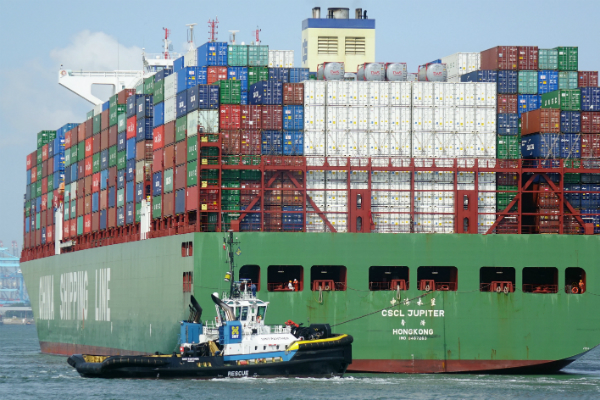 Гигантский китайский контейнеровоз заблокировал второй по величине порт Европы