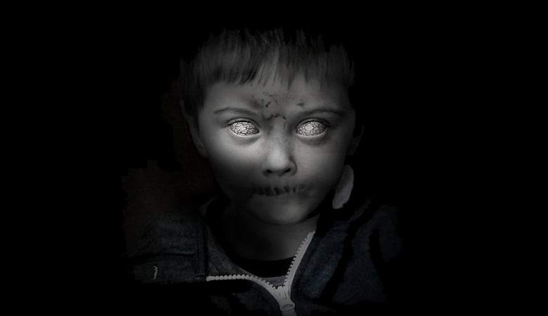 Призрак ребенка проскользнул в темной спальне