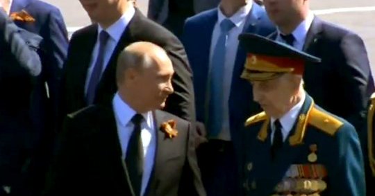Ветеран столкнулся с охраной президента, но вмешался Путин