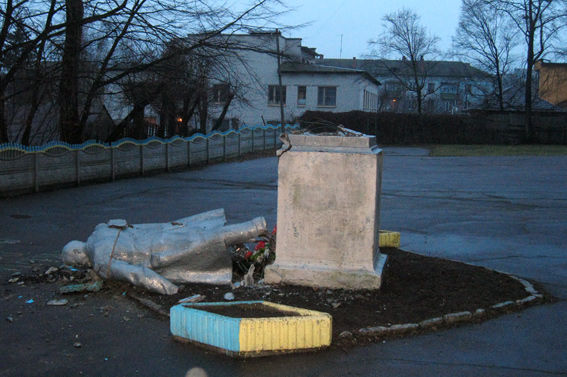 На Украине снесли все памятники Ленину