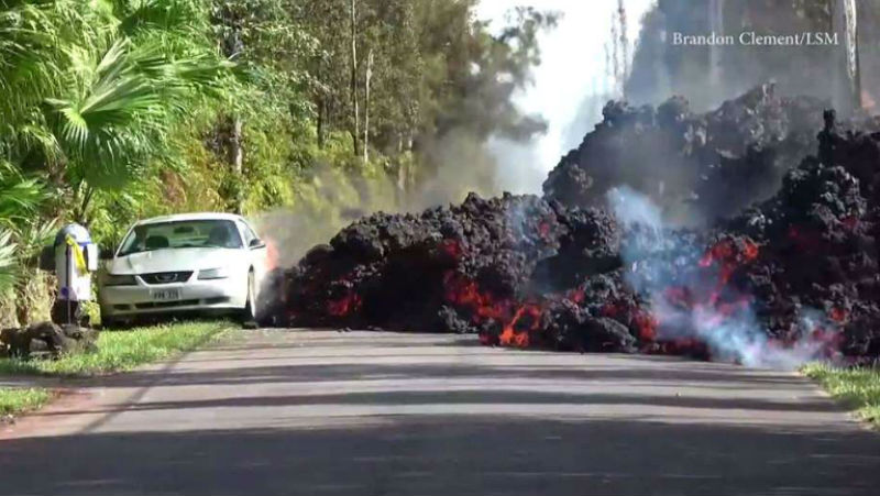 Вулкан на Гавайях продолжает извергаться, сжигая всё на своем пути