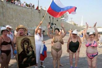 Зачем россияне в День Победы устраивают дебоши за границей