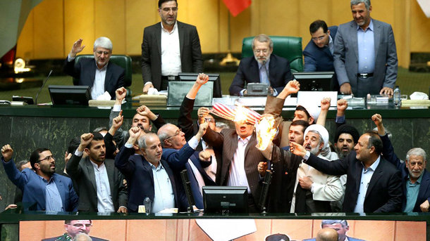 Иранские парламентарии сожгли флаг США и договор СПВД под возгласы “Смерть Америке!” – Видео