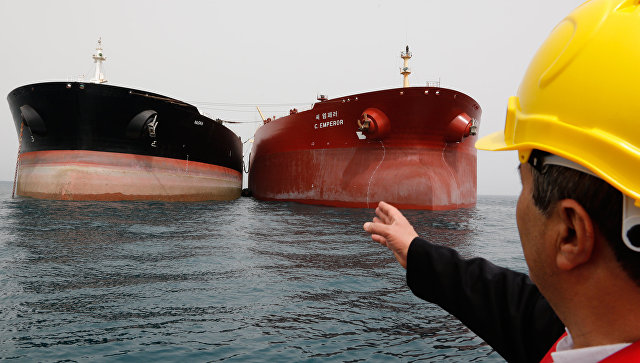 Евросоюз перестанет платить за иранскую нефть долларами, заявил источник