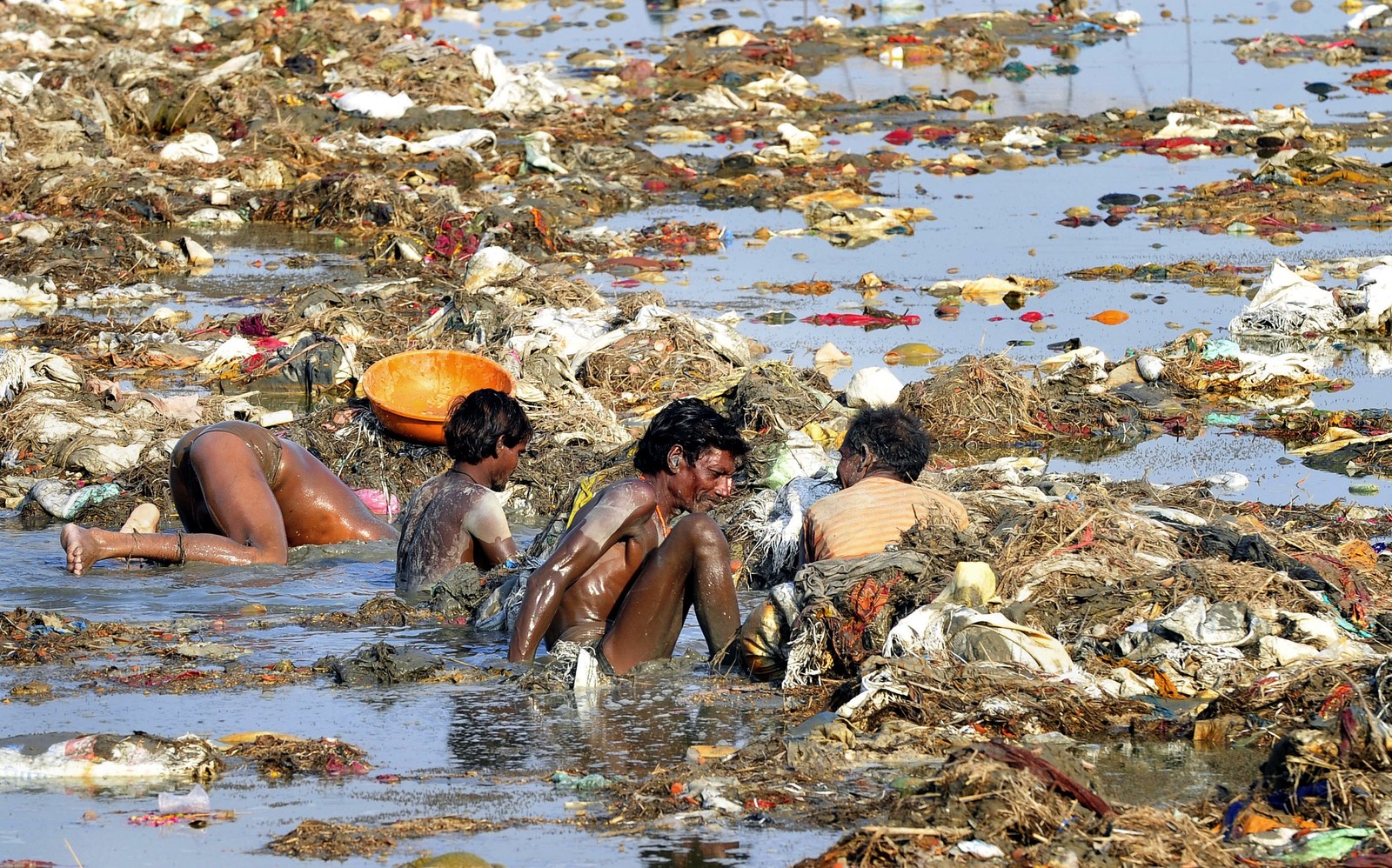 Самая загрязнённая река в мире. Почему люди продолжают в ней купаться?