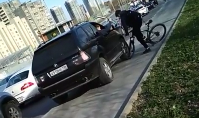 На Халтурина парни на BMW, объезжая пробку по тротуару, избили велосипедиста и помяли ему колесо