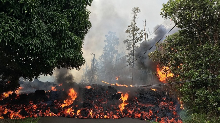 Земля на Гавайях начала гореть синим пламенем