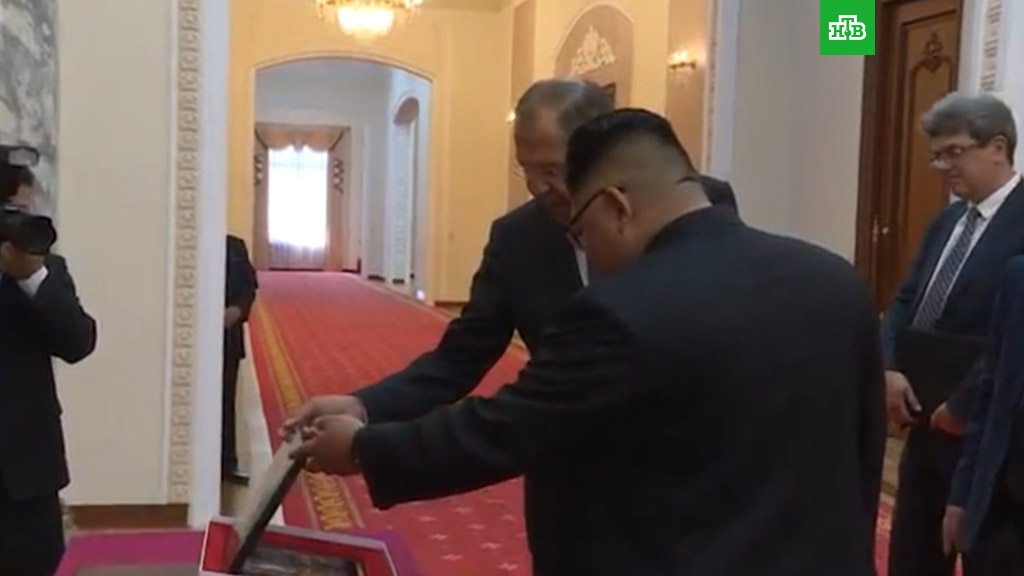 Лавров подарил Ким Чен Ыну шкатулку для секретов